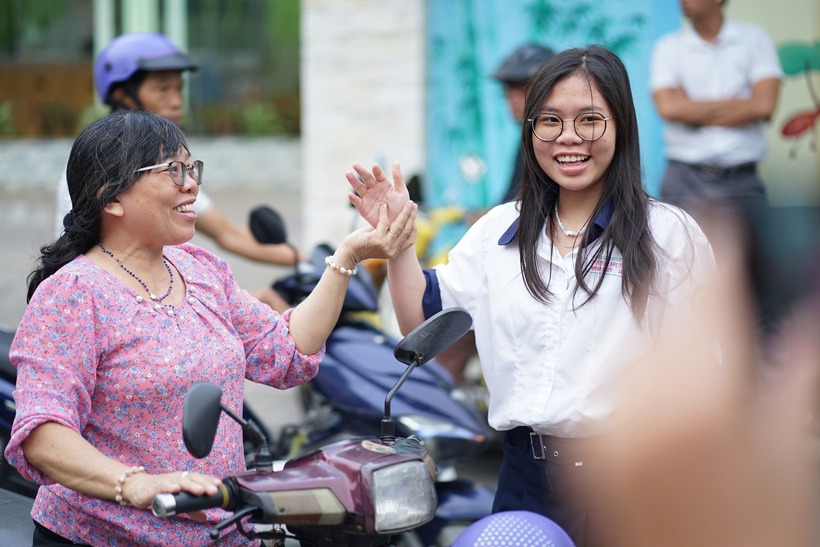 Nhưng kỳ thi này không chỉ gói gọn trong những con số hay cấu trúc đề thi. Điều khiến nó thực sự đáng nhớ chính là những khoảnh khắc đầy cảm xúc - nơi nước mắt và nụ cười cùng hiện diện trong một khung hình.