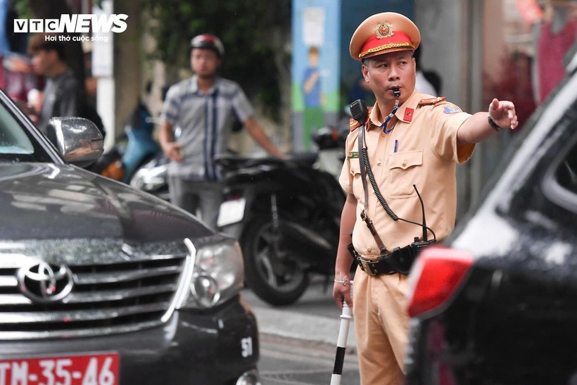 Lực lượng chức năng có mặt từ rất sớm để phân luồng giao thông, tránh ùn tắc trong khung giờ cao điểm tại các điểm thi, trên nhiều tuyến đường.