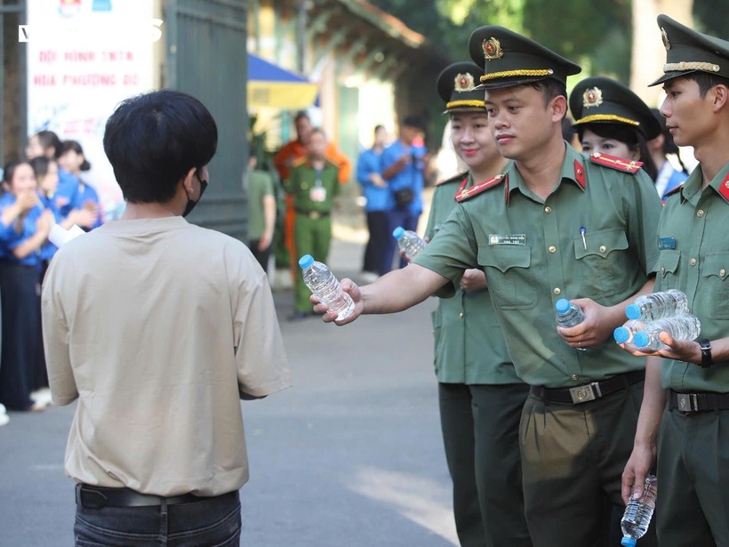 Không chỉ vậy, họ còn tận tay phát nước, gửi lời động viên tới các thí sinh trước khi bước vào kỳ thi tốt nghiệp THPT quan trọng.