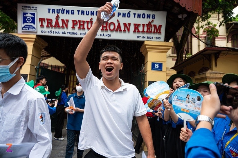 Sự tự tin, phấn khởi hiện rõ trên gương mặt nhiều sĩ tử. Sau 12 năm đèn sách, đây là giây phút các em có thể thở phào nhẹ nhõm dù kết quả ra sao.