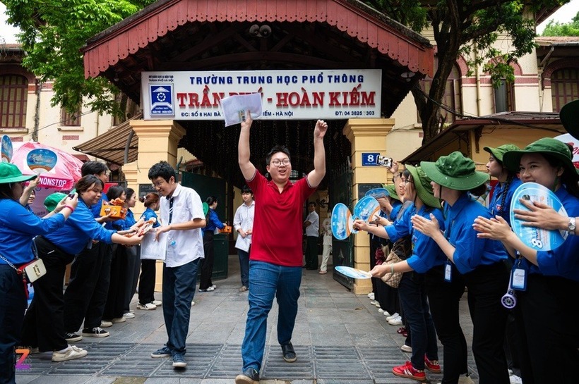 Không khí trở nên sôi động hơn khi các tình nguyện viên và thí sinh cùng nhau hô lớn “Đỗ đại học”. Tiếng hò reo vang lên không ngớt, chúc mừng các thí sinh vượt vũ môn thành công.