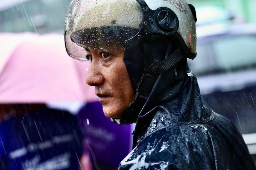 Trong ngày thi đầu tiên, TP.HCM đổ cơn mưa như trút đúng khoảnh khắc chuẩn bị kết thúc giờ thi. Cũng chính vì thế chúng ta càng thấm thía hơn sự hy sinh của cha mẹ dành cho con cái