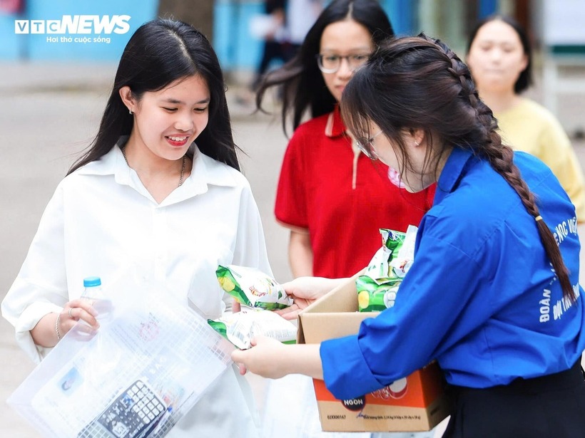 Trong suốt hai ngày thi căng thẳng, hàng trăm tình nguyện viên đã không quản ngại nắng mưa, nỗ lực hết mình để đồng hành cùng các sĩ tử.