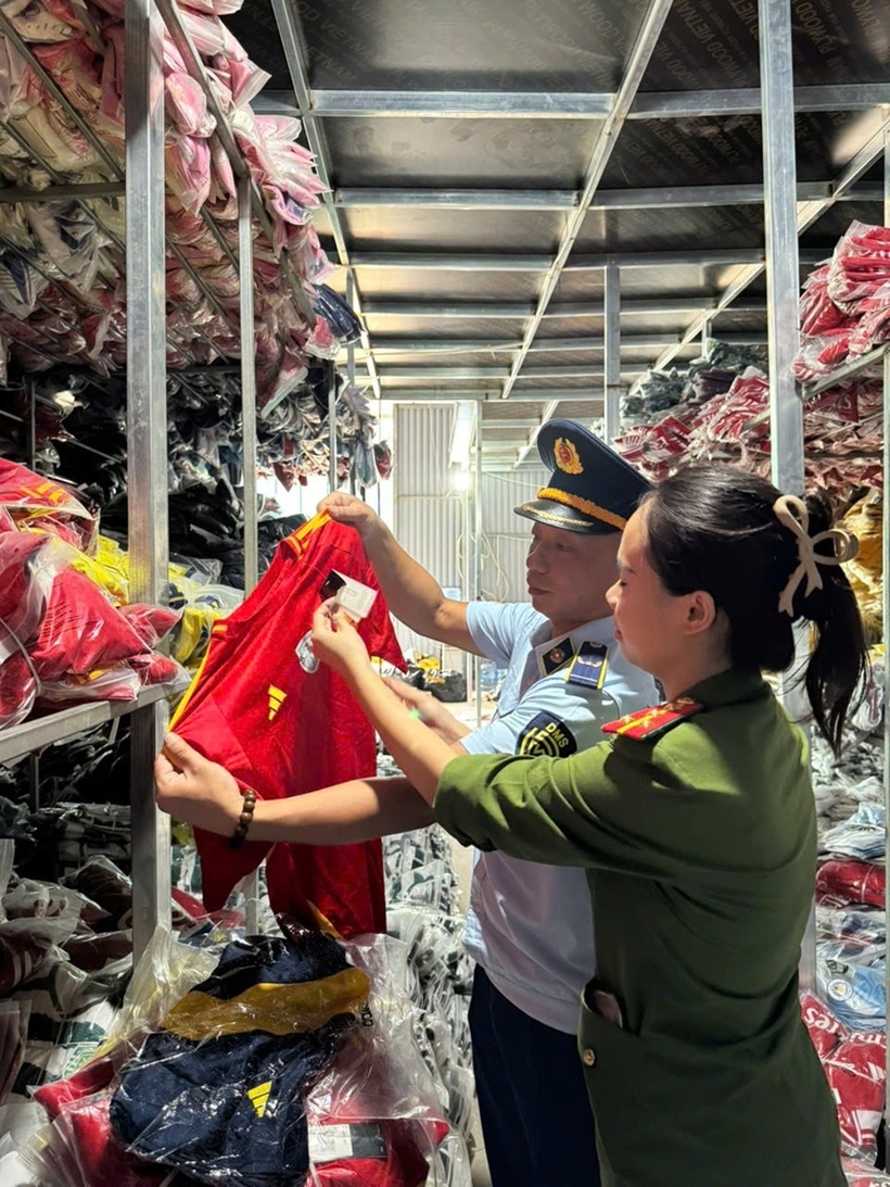 Phát hiện hơn 35.000 bộ quần áo giả mạo Nike, Adidas, Puma. Ảnh: Chi cục QLTT Hà Nội.