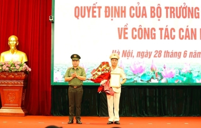 Trung tướng Nguyễn Thanh Tùng trao quyết định của Bộ trưởng Bộ Công an cho Đại tá Lê Văn Tuân.
