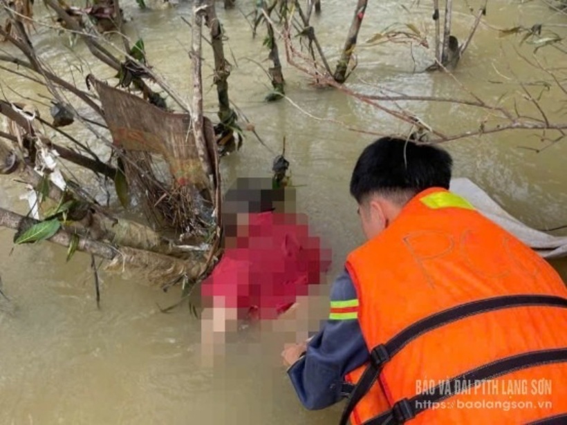 Thi thể người bố được tìm thấy. Ảnh: Báo Lạng Sơn.