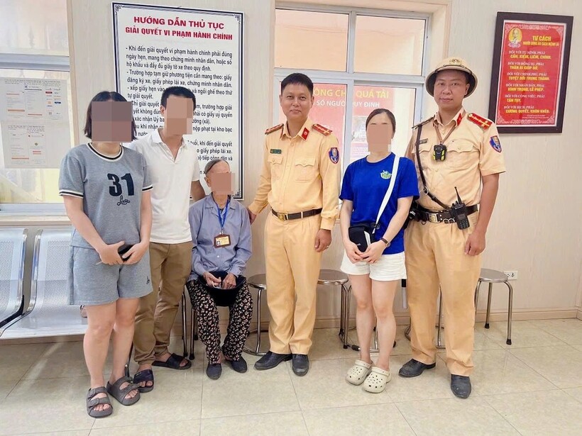 Người thân đến đón cụ bà tại cơ quan Công an.