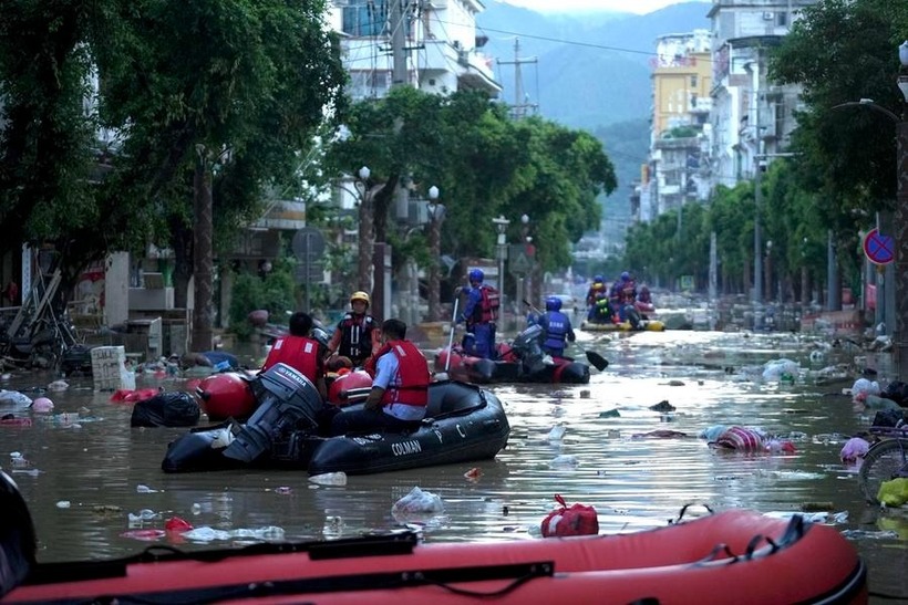Sơ tán người dân  Quý Châu, ngày 28/6. Ảnh: Xinhua