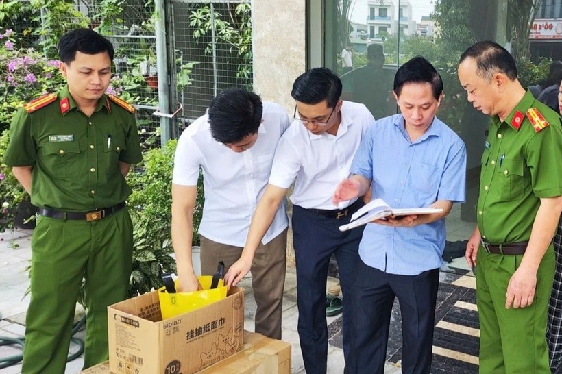 Lực lượng công an khám xét nhà ở và nơi làm việc của Nguyễn Văn Vi (Ảnh: Công an Thanh Hóa).