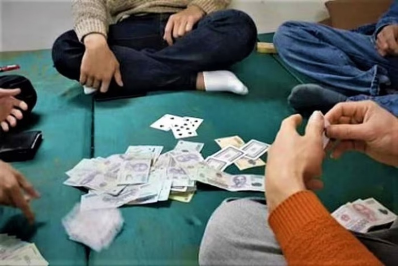 Công an đã bắt quả tang 10 phụ nữ đang đánh bài xì lát ăn tiền. Ảnh minh hoạ.