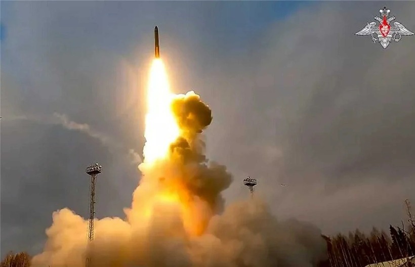 Tên lửa đạn đạo Oreshnik là vũ khí thế hệ tiếp theo của Nga được cho là có khả năng mang nhiều đầu đạn độc lập tấn công mục tiêu. Ảnh: RT