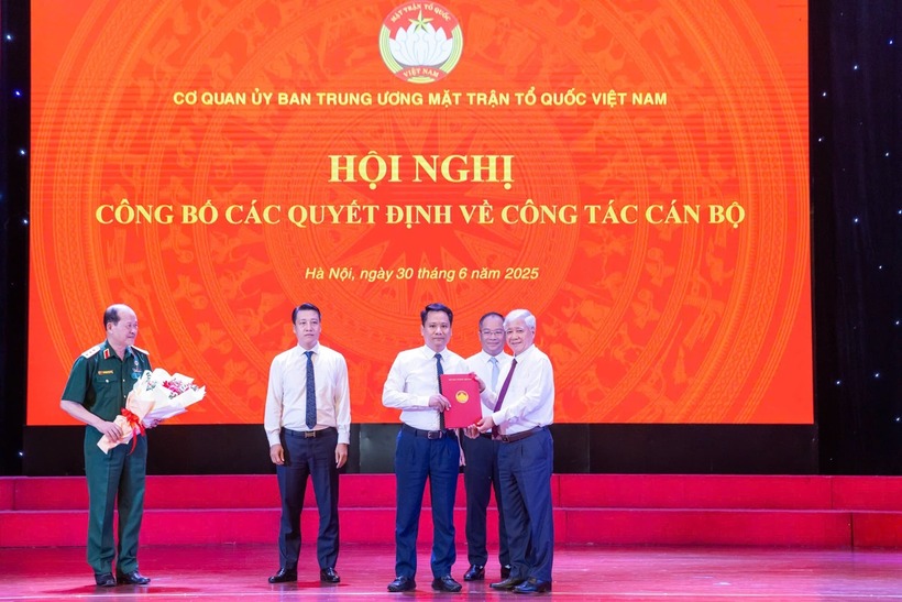 Chủ tịch Đỗ Văn Chiến trao quyết định cho lãnh đạo Báo Đại đoàn kết. Ảnh: Quang Vinh