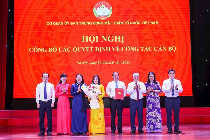 Chủ tịch Đỗ Văn Chiến và Phó Chủ tịch - Tổng Thư ký Nguyễn Thị Thu Hà trao quyết định cho các ban đơn vị. Ảnh: Quang Vinh