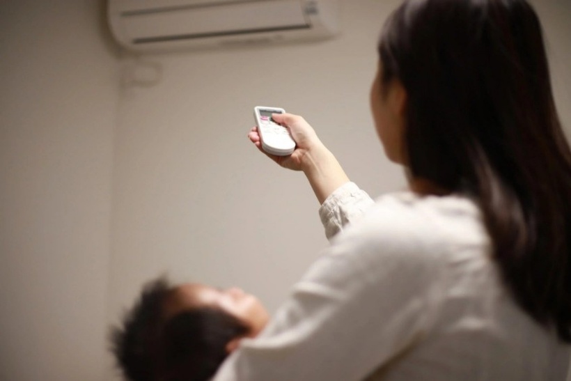 Chồng đổ lỗi con ốm là do nằm điều hòa. Ảnh minh họa