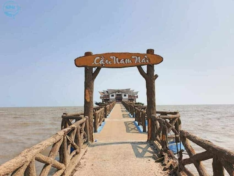 Cầu Nam Hải đặc biệt hơn so với những địa điểm du lịch khác là vì cầu nằm ở vị trí gần khu du lịch sinh thái.