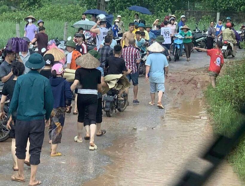 Sau nhiều giờ tìm kiếm, lực lượng chức năng đã tìm thấy thi thể 2 cháu bị đuối nước ở xã Nam Hòa, Thái Nguyên
