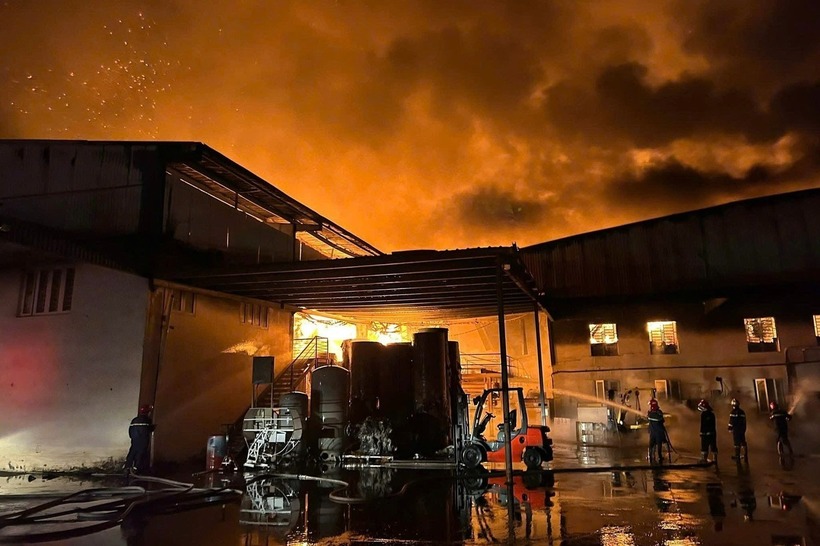 Hiện trường vụ cháy công ty bao bì giấy ở Bình Dương, nhiều tài sản bị thiêu rụi - 1