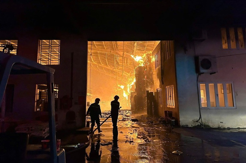 Hiện trường vụ cháy công ty bao bì giấy ở Bình Dương, nhiều tài sản bị thiêu rụi - 2