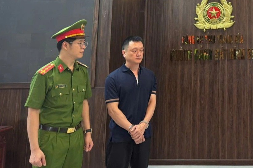 Lực lượng chức năng thực hiện lệnh bắt tạm giam đối với Vi "Ngộ". Ảnh: Dân trí