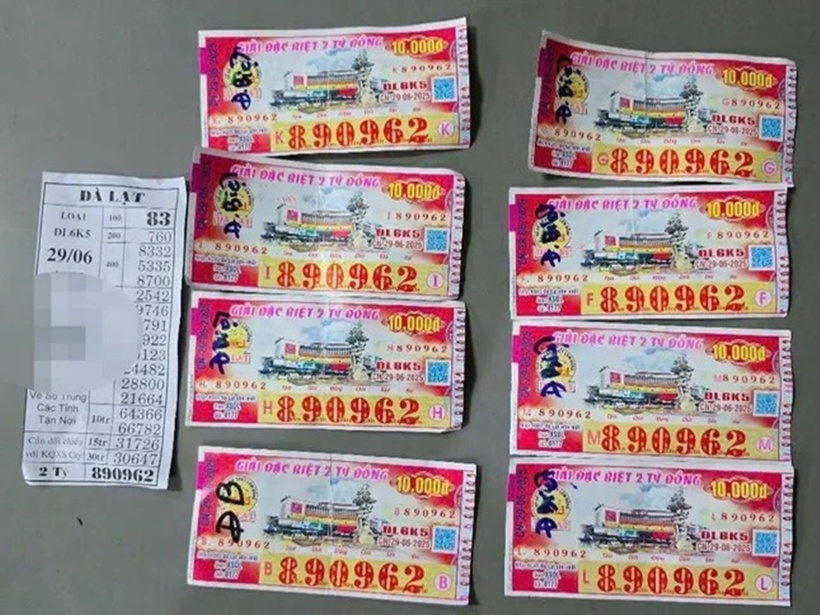 8 tờ vé số trúng giải độc đắc cho 3 khách hàng may mắn. Ảnh: Báo Tiền phong.