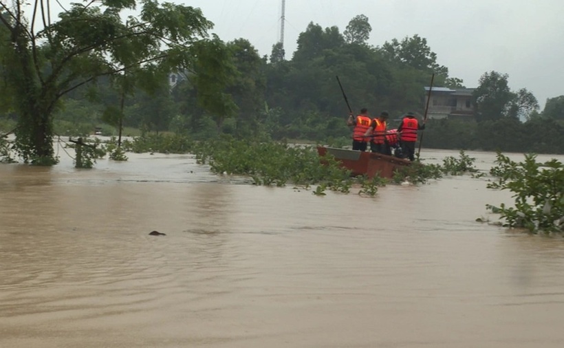 Sau nhiều giờ tìm kiếm, lực lượng chức năng đã tìm thấy thi thể 2 cháu bị đuối nước ở xã Nam Hòa, Thái Nguyên. (Ảnh: VNN)