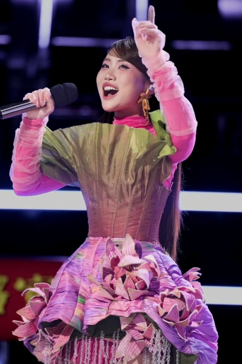 Phương Mỹ Chi thể hiện ca khúc "Bóng Phù Hoa" bằng cả tiếng Việt và tiếng Trung tại Sing! Asia. Ảnh: Iqiyi