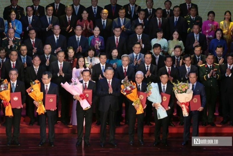 Tổng Bí thư Tô Lâm trao quyết định và hoa cho các cán bộ, lãnh đạo của Tp.HCM mới.