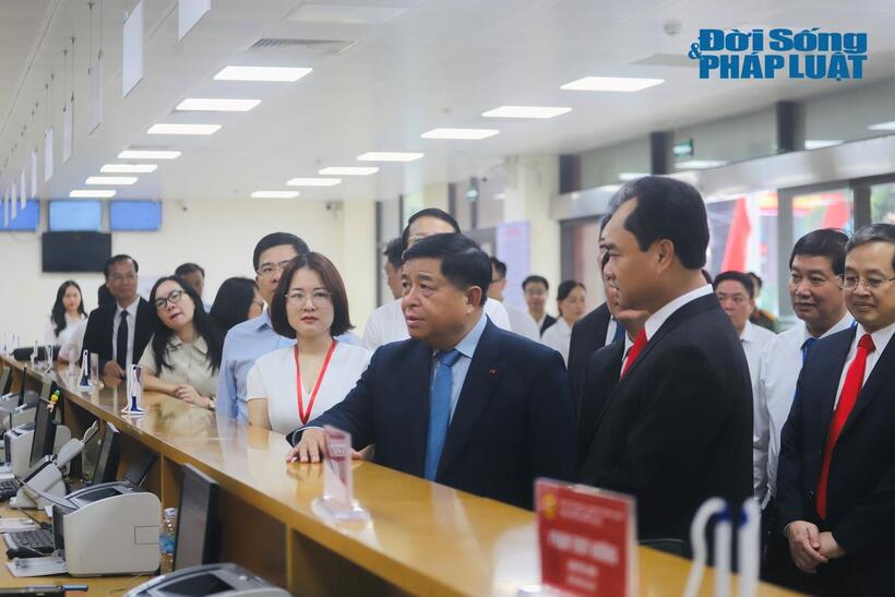 Sáng cùng ngày (30/6), Phó Thủ tướng Chính phủ Nguyễn Chí Dũng đã dẫn đầu Đoàn công tác của Trung ương  trực tiếp kiểm tra và chỉ đạo công tác vận hành mô hình chính quyền 2 cấp phường Phan Đình Phùng, tại tỉnh Thái Nguyên