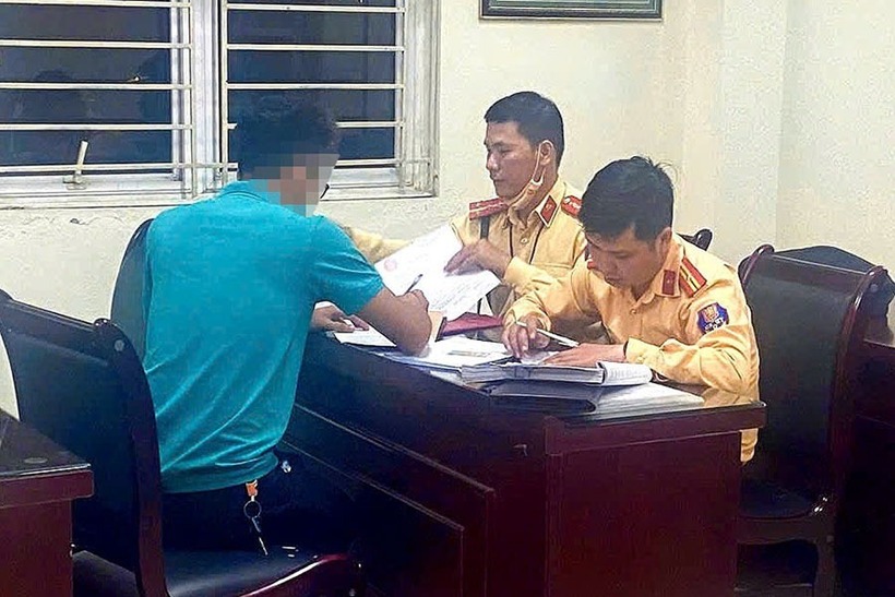 Nam tài xế làm việc với lực lượng chức năng. Ảnh: Lao động