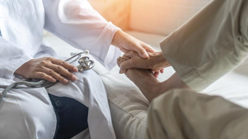 Khi cảm thấy ngón chân bị tê bì khi ngủ dậy hoặc ngồi quá lâu, bạn hãy thay đổi tư thế nằm, ngồi và đứng lên vận động cho cơ thể thoải mái, giúp máu lưu thông tốt hơn. Ảnh minh họa.