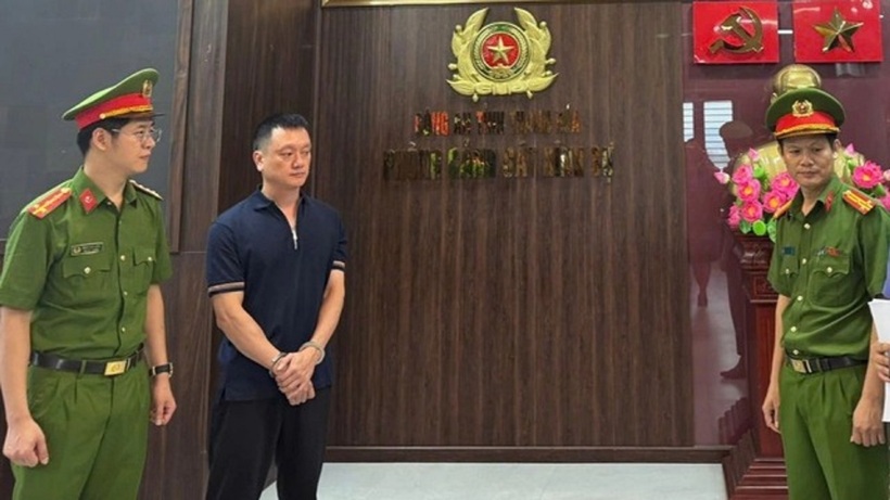 Trùm giang hồ Vi 'ngộ' (áo đen ở giữa) bị bắt giam. Ảnh: Thanh Niên