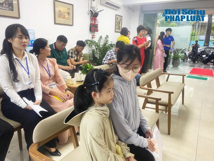 Rất nhiều người dân đến làm thủ tục hành chính, trong ngày đầu vận hành chính quyền địa phương 2 cấp tại phường Cửa Nam, TP Hà Nội.