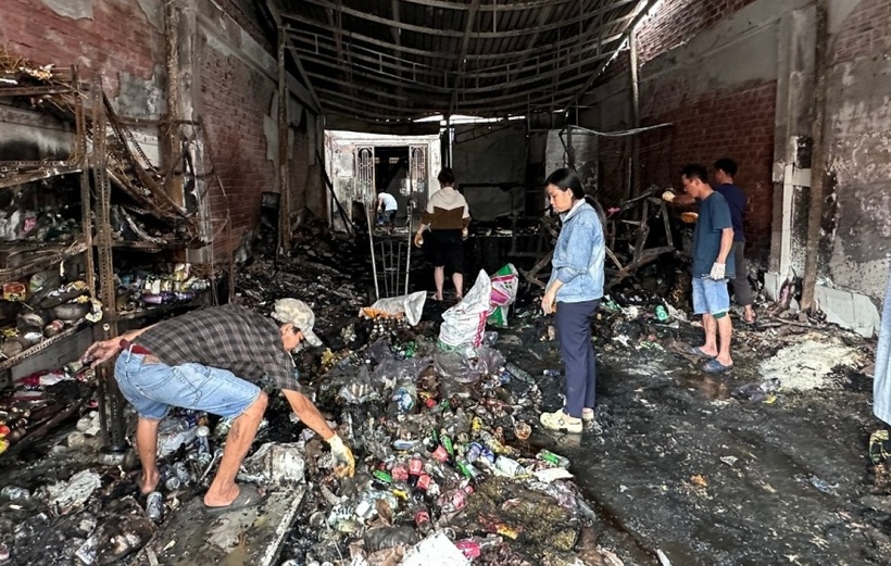 Gia đình bà Muốn cùng hàng xóm đang gấp rút thu dọn sau đám cháy. (Ảnh: VOV)