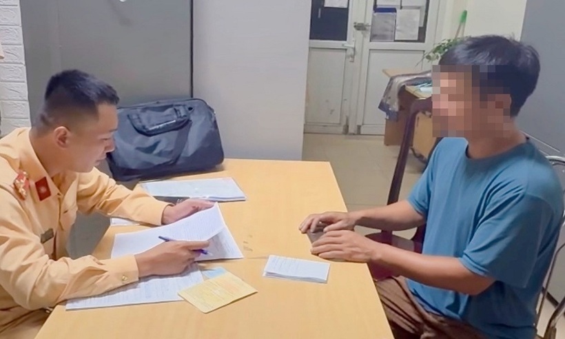 CSGT làm việc với tài xế xe tải tại cơ quan Công an.