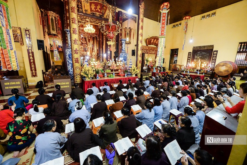 Ghi nhận của Đời sống & Pháp luật, hàng trăm phật tử đã đổ về chùa Quán sứ để chứng kiến nghi thức thỉnh chuông và cầu nguyện Quốc thái dân an.