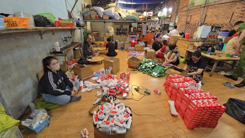 Bên trong công xưởng sản xuất dầu gió giả. (Ảnh: Dân trí)