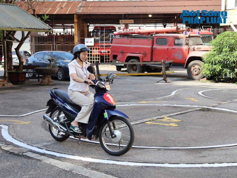 Thí sinh thực hiện phần thi thực hành với GPLX hạng A1