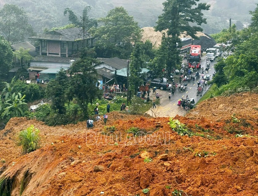 Hình ảnh tại điểm sạt lở. (Ảnh: Báo Lào Cai)