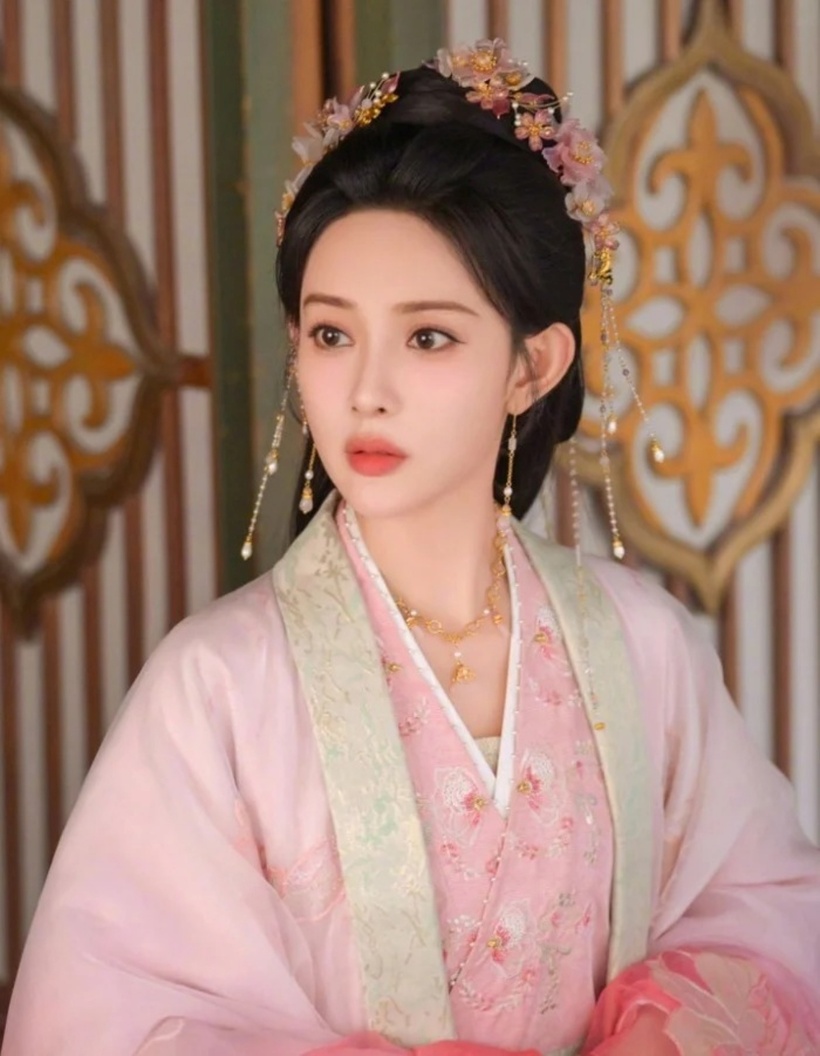 Nữ diễn viên rất hợp với tạo hình phim cổ trang.