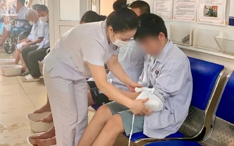 Thiếu niên 14 tuổi liệt nửa người vì bệnh tưởng chỉ có ở "người già". Ảnh: VTV.