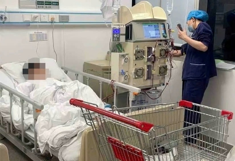 Hình ảnh Ajun nằm trên giường bệnh cùng gia đình kiệt quệ về tài chính đã khiến dư luận Trung Quốc dậy sóng. Ảnh: cqcb.com.