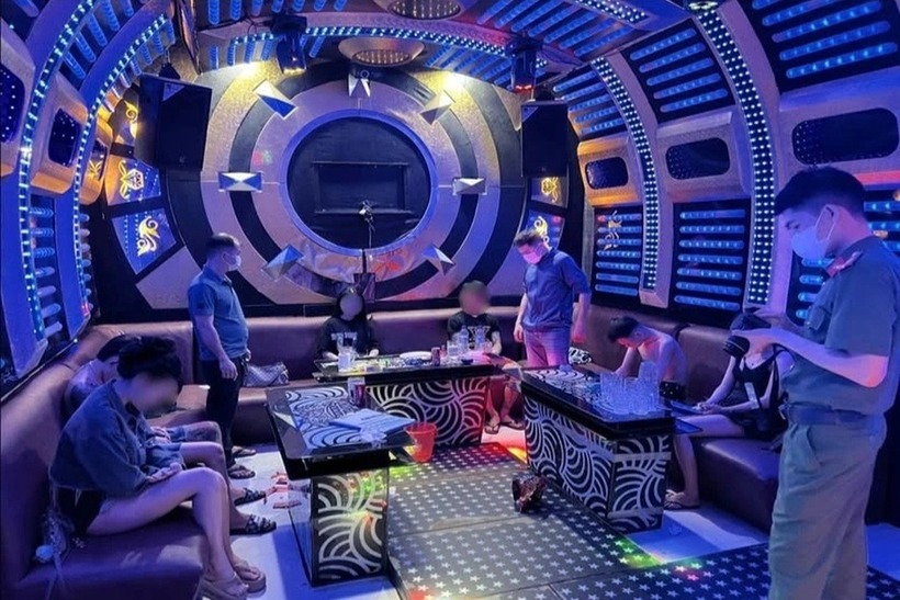 Công an bắt quả tang 6 người sử dụng trái phép chất ma túy trong quán karaoke (Ảnh: Công an Quảng Ngãi).