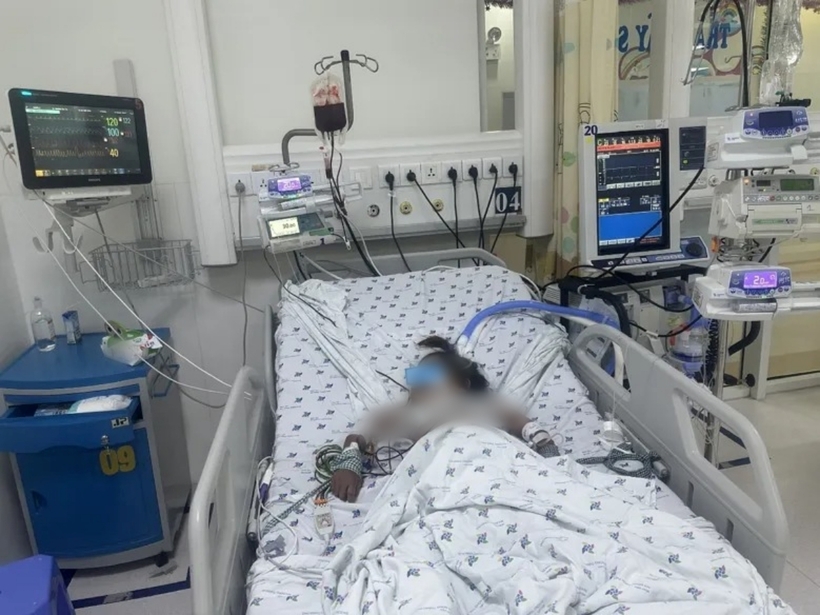 Qua gần 10 ngày điều trị, trẻ bình phục dần, cai được máy thở, tỉnh táo, chức năng gan thận trở về bình thường. Ảnh: Pháp Luật TP.HCM
