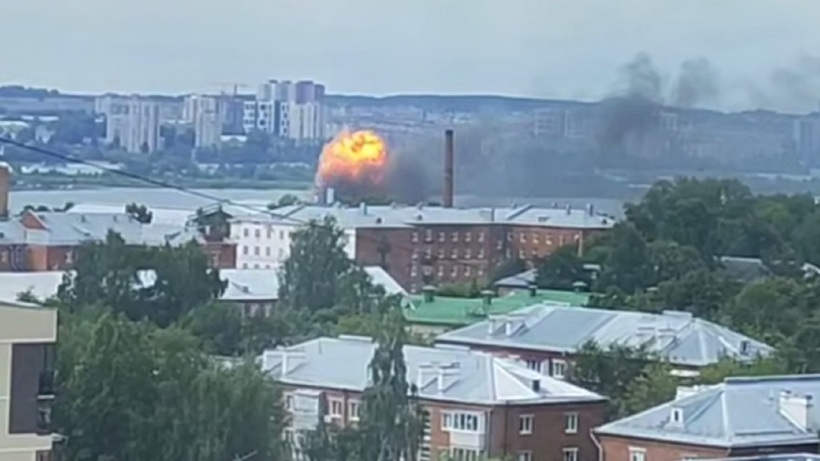 Lửa bốc lên sau khi UAV Ukraine tập kích nhà máy sản xuất vũ khí của Nga ở Izhevsk ngày 1/7 (Ảnh: Moscow Times).