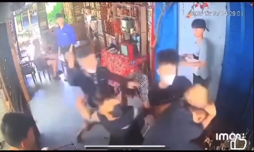Camera tại quán cà phê ghi lại hình ảnh em L. bị đánh hội đồng. Ảnh: Báo Gia Lai
