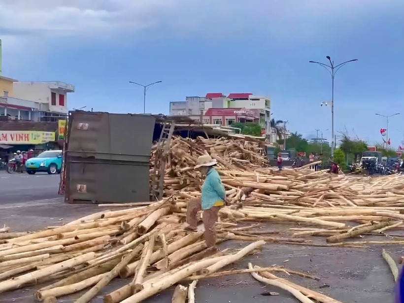 Bước đầu, cơ quan chức năng nhận định có thể do trời mưa, đường trơn khiến xe chở gỗ keo bị lật. Ảnh: Tuổi Trẻ.