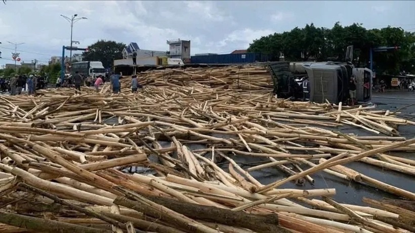 Hiện trường vụ lật xe. Ảnh: PLO.