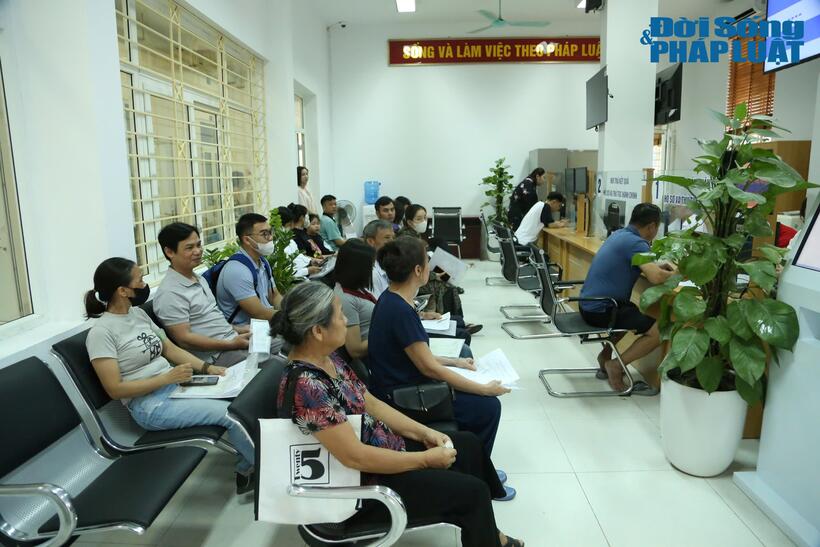 Đông đảo người dân đến thực hiện thủ tục hành chính trong ngày đầu tiên chính quyền 2 cấp đi vào hoạt động tại phường Đông Ngạc (Thành phố Hà Nội)