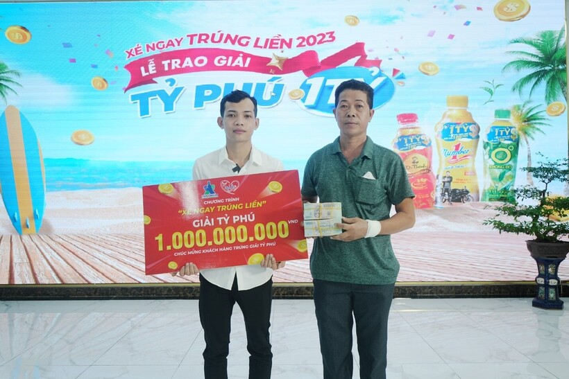Anh Nguyễn Hoàng em cùng cha nhận giải thưởng 1 tỷ đồng từ chương trình “Xé ngay trúng liền” của Number 1 trong năm 2023.