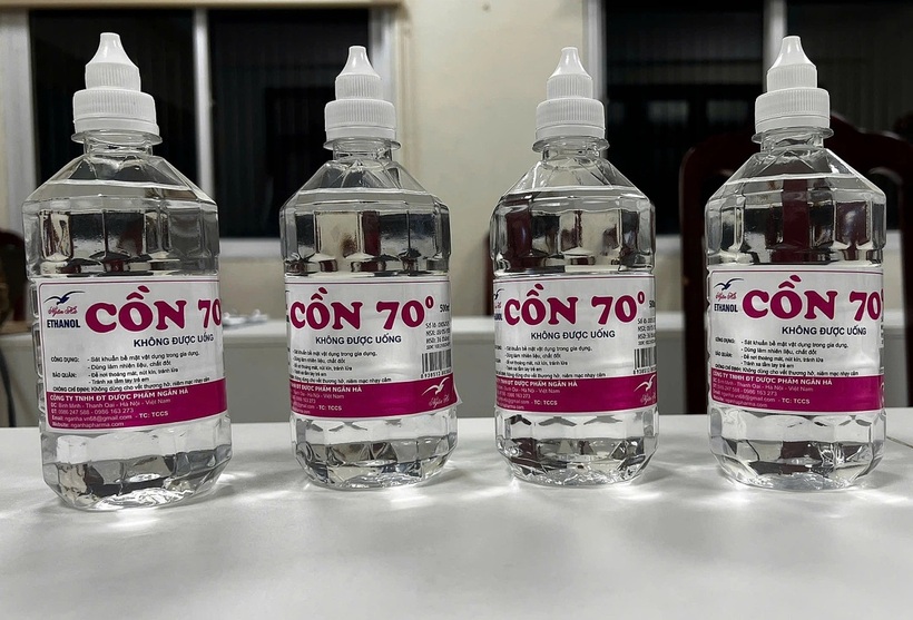 Công ty TNHH Đầu tư dược phẩm Ngân Hà bị thu hồi 3 số sản phẩm gồm cồn Ethanol 70 độ, cồn Ethanol 90 độ và cồn Ethanol 96 độ. Đây là công ty đã bị cơ quan chức năng phát hiện sản xuất cồn 70 đồ là hàng giả trong thời gian vừa qua